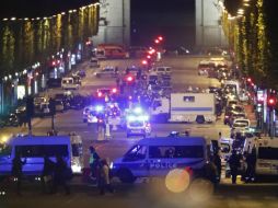 La avenida comercial fue acordonada por oficiales armados. EFE / I. Langsdon