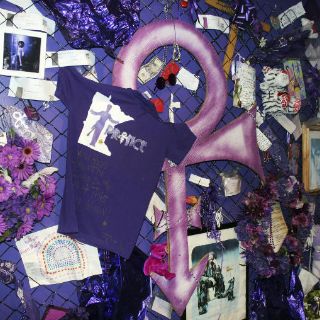 Fans recuerdan a Prince a un año de su muerte