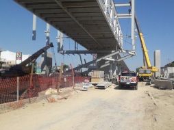 A la altura de Juan Gil Preciado y Arco del Triunfo se desprendió una de las estructuras de las obras del Tren Ligero. ESPECIAL /