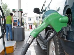 Los precios máximos para las gasolinas de bajo y alto octanaje incluido el diésel se fijaron en 16.51, 18.28 y 17.48 pesos por litro. NTX / ARCHIVO