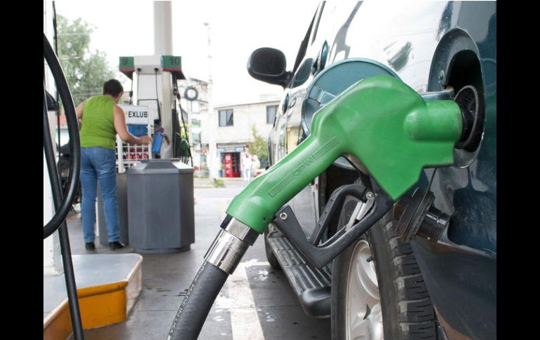 Los precios máximos para las gasolinas de bajo y alto octanaje incluido el diésel se fijaron en 16.51, 18.28 y 17.48 pesos por litro. NTX / ARCHIVO
