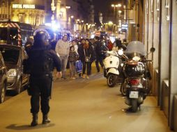 En el tiroteo en los Campos Elíseos un policía murió y otros tres resultaron gravemente heridos. EFE / E. Laurent