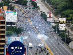 La policía lanzó ráfagas de bombas lacrimógenas y chorros de agua desde vehículos blindados sobre un grupo de jóvenes. NTX / J. Cohen