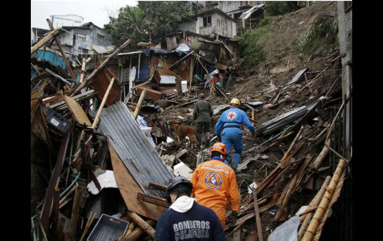 Elementos de diversos grupos de rescate continúan con las labores con el objetivo de encontrar más víctimas del desastre. EFE / STR