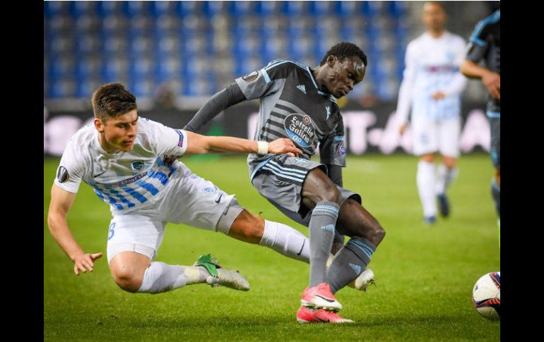El gol de Pione Sisto (derecha), quien disputa el esférico con Ruslan Malinovsky, dio al Celta el pase a las Semifinales. AFP /  L. Claessen
