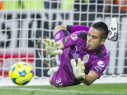 Miguel Jiménez destacó en la Final de la Copa MX al detener tres penaltis al Morelia, y así darle a Chivas el título en su casa. MEXSPORT / C. De Marchena