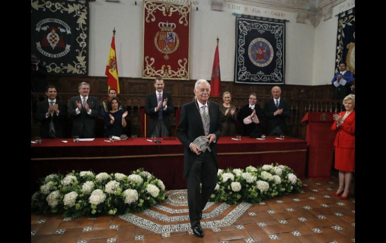 El escritor catalán Eduardo Mendoza, al centro, es aplaudido tras recibir ayer el Premio Cervantes de manos de Felipe VI, rey de España EFE /  J. HIdalgo