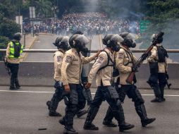Con gases lacrimógenos la guardia nacional repeló a los manifestantes. EFE / M. Gutiérrez