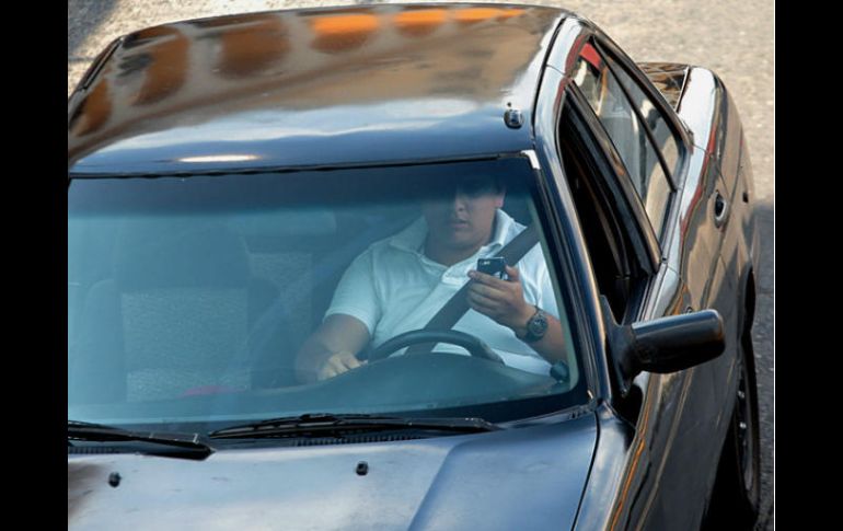El conductor que textea mientras conduce, tiene 23 veces más posibilidades de verse involucrado en un accidente, señalan. EL INFORMADOR / ARCHIVO