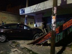 Debido al choque, el local presentó fuertes daños en su estructura. ESPECIAL / Bomberos Guadalajara