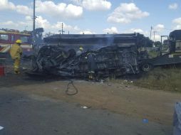 Servicios de emergencias atienden lo ocurrido a 95 kilómetros de la ciudad de Johannesburgo. EFE /