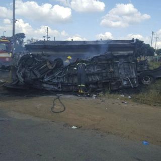 Mueren 20 niños en accidente de transporte en Sudáfrica
