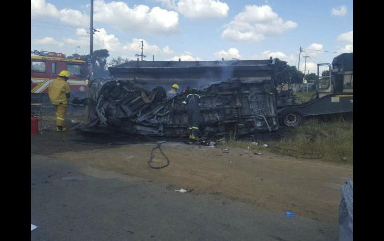 Servicios de emergencias atienden lo ocurrido a 95 kilómetros de la ciudad de Johannesburgo. EFE /