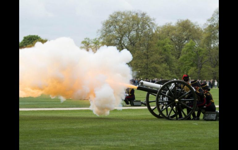 Para marcar la ocasión el ejército británico dispara cañones de salva en el parque de Hyde Park y en la Torre de Londres. EFE / W. Oliver