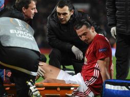 'Ibra' al momento de dejar el campo durante el partido de Europa League contra Anderlecht. AFP / O. Scarff