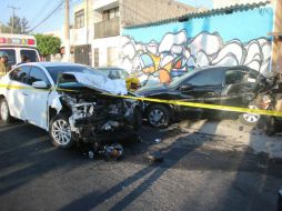 El conductor del vehículo blanco fue encontrado deambulando por el lugar, al parecer bajo los influjos del alcohol. ESPECIAL / Bomberos de Zapopan