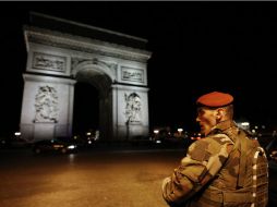 París organizará la próxima semana un homenaje al policía asesinado ayer durante el atentado de los Campos Elíseos. AFP / B. Cremel