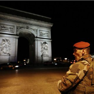 París homenajeará a policía muerto en atentado de Campos Elíseos