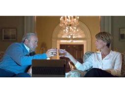 Fue revelado un enigmático brindis entre 'Frank' y 'Claire Underwood'. TWITTER / @EW