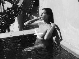 Montserrat con la imagen en blanco y negro en la que la modelo aparece en una alberca, desnuda. INSTAGRAM / montserrat33