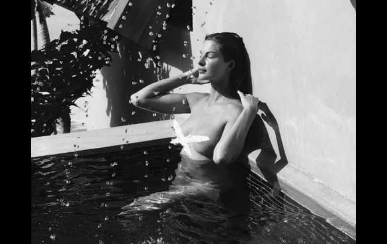 Montserrat con la imagen en blanco y negro en la que la modelo aparece en una alberca, desnuda. INSTAGRAM / montserrat33