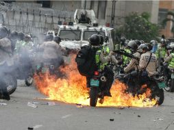Camiones antimotines dispersaron con gases pequeños grupos de personas que bloqueaban las vías de comunicación. ESPECIAL / Xinhua