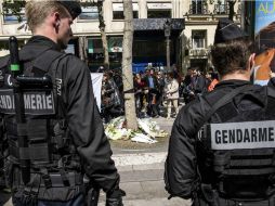 Los parisinos colocan ofrendas al policía que fue asesinado el jueves pasado. EFE / C. Petit