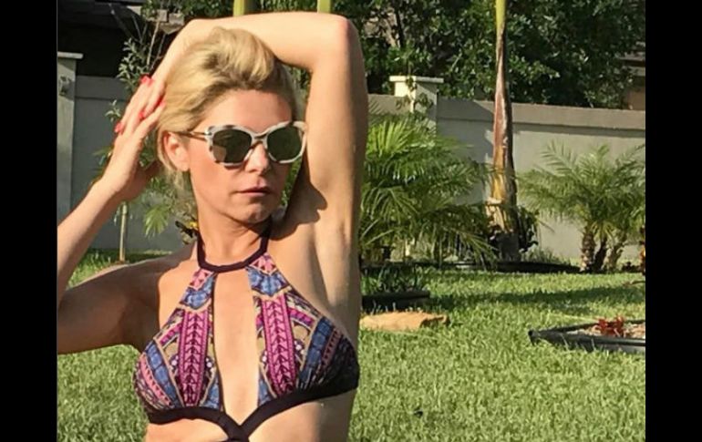 En las instantáneas, la actriz de 41 años aparece con un colorido y sexy atuendo que deja ver su figura. INSTAGRAM / itatic_oficial