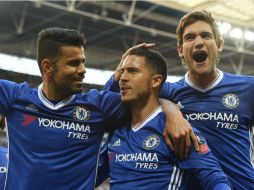 Eden Hazard (C) celebra después de anotar el tercer tanto del Chelsea. EFE / F. Arrizabalaga