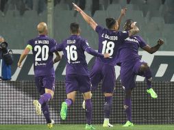 El mexicano Carlos Salcedo festeja el gol de Khumalo Babacar junto a sus compañeros. AP / M. Degl'innocenti