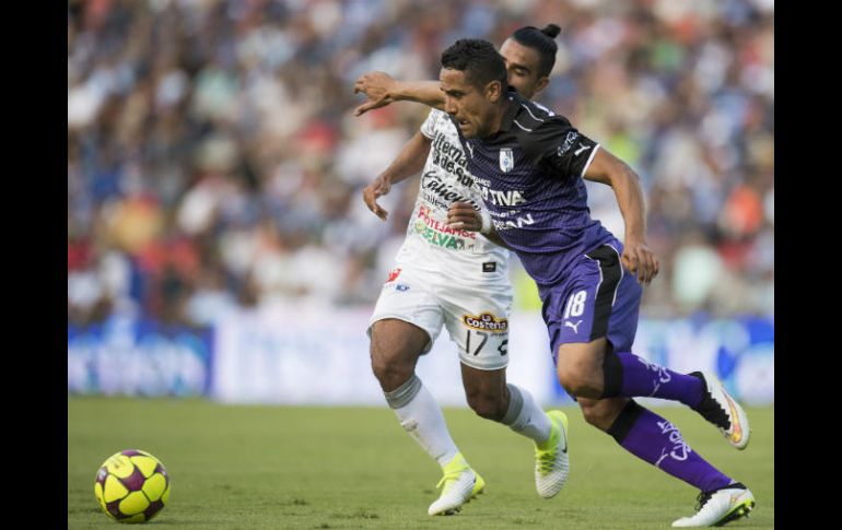 Acción del partido entre Jaguares y Gallos Blancos este sábado. MEXSPORT / O. Martínez
