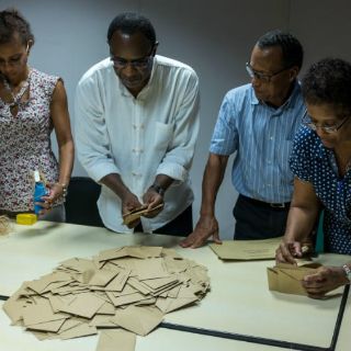 Comienzan comicios presidenciales de Francia en el exterior
