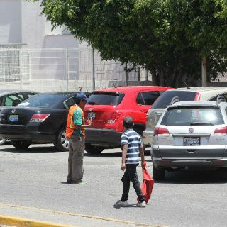 Franeleros aprovechan tierra sin parquímetros