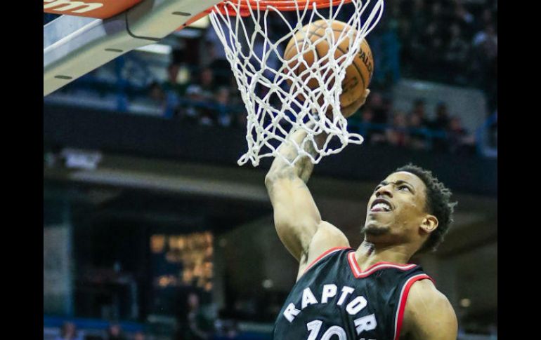 DeMar DeRozan encabezó la ofensiva de los Raptors al conseguir 33 puntos. EFE / T. MAURY