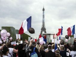 Unas 200 esposas de policías, acompañadas por una multitud, se manifestaron en torno a los Campos Elíseos tras el ataque del jueves. EFE / E. Laurent