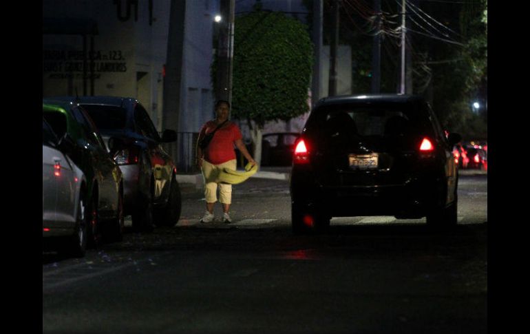 En la zona de Chapultepec, por las noches, los apartalugares piden entre 20 y 40 pesos para dejar estacionar a los vehículos. EL INFORMADOR / M. Vargas