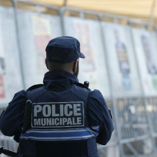 Coche sospechoso obliga a cerrar dos colegios de voto en Francia