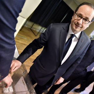 Hollande acude a votar en primera vuelta de elecciones en Francia