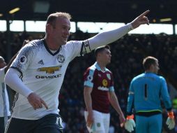 Rooney, capitán del United, acumula 251 goles en 552 partidos oficiales con los Red Devils. AFP / O. Scarff