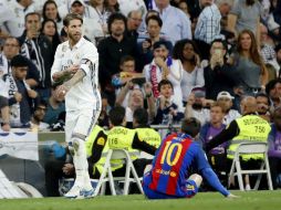 Ramos (I) deja la cancha tras cometer una falta de tarjeta roja sobre Messi (D). EFE / J. C. Hidalgo