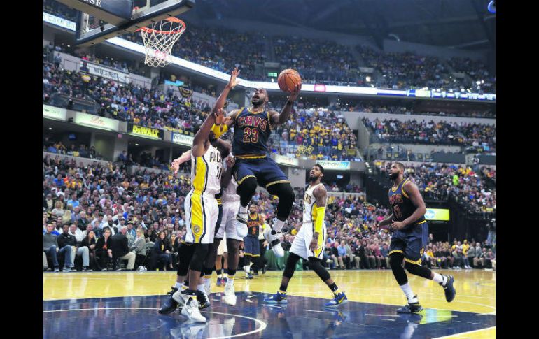 Imparable. LeBron James se eleva para encestar dos de los 33 puntos que consiguió ayer en el cuarto juego ante los Pacers. AP / D. Cummings