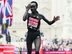 La más veloz. La keniana Mary Keitany cruza la meta en primer lugar ayer en el Maratón de Londres. AP /