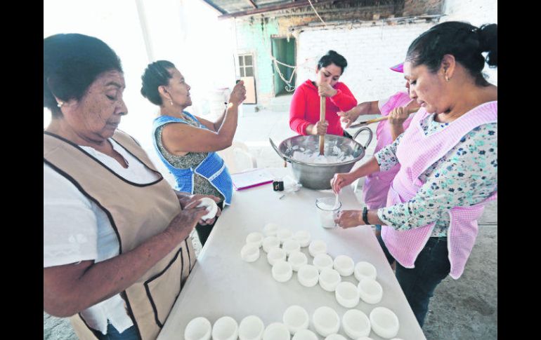 En San Martín de las Flores, Tlaxicolzingo trabaja en el cuidado de plantas medicinales que crecen en la zona para crear productos. EL INFORMADOR / G. Gallo