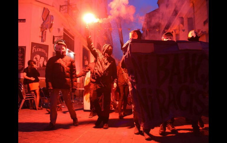 Las plazas de Bastilla y de la República fueron las que congregaron a los manifestantes contra el paso a la segunda vuelta electoral. EFE / J. Evrard