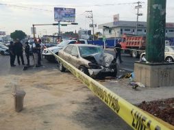 El primero de los percances fue protagonizado por dos autos tipo sedán y tuvo lugar en el cruce de carretera a Tesistán con Aviación. ESPECIAL /