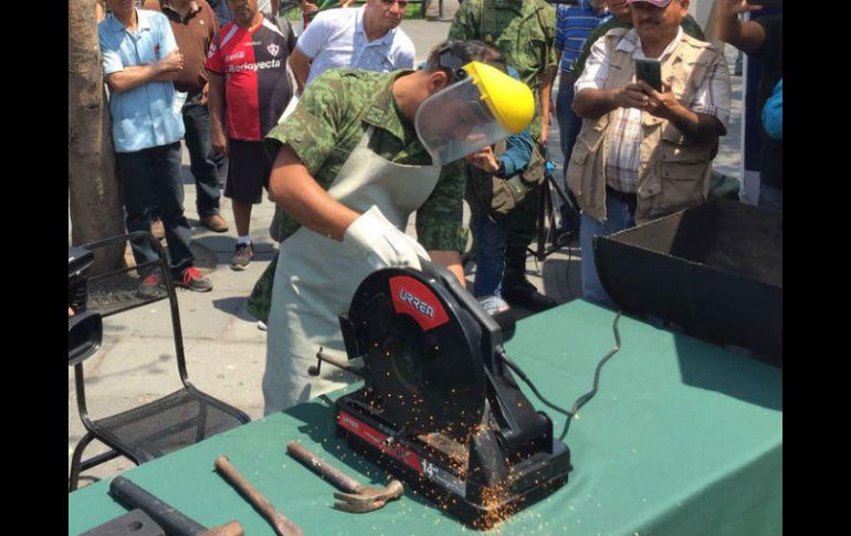 Soldados destruyen las amas en ese mismo momento y después se hace el canje. TWITTER / @micasrey