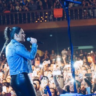 Yuridia se enfrenta a un hombre en pleno show