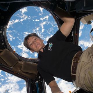 Astronauta rompe récord de más tiempo acumulado en el espacio