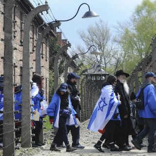 Miles recuerdan en Auschwitz a víctimas del Holocausto