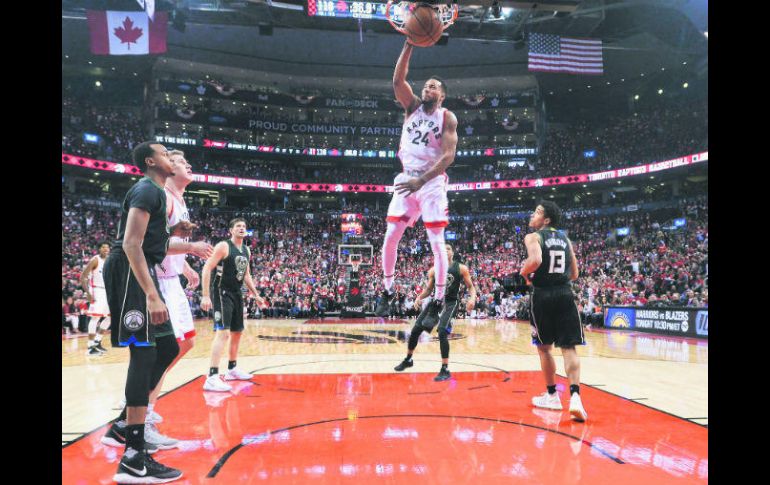 Norman Powell (#24) lideró la ofensiva de los Raptors al terminar con una cosecha de 25 puntos en su cuenta personal ayer. AP / N. Denette